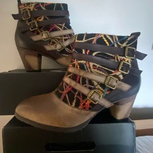 L’Artiste spring step booties size 42